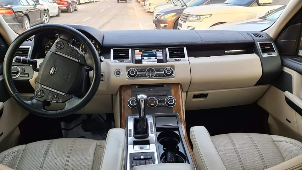   🚨 RUSH SALE – CLEAN & WELL MAINTAINED SUV 🚨  ✨ FOR SALE: RANGE ROVER SPORT HSE 2013 💎 Lady Driv - Image 2