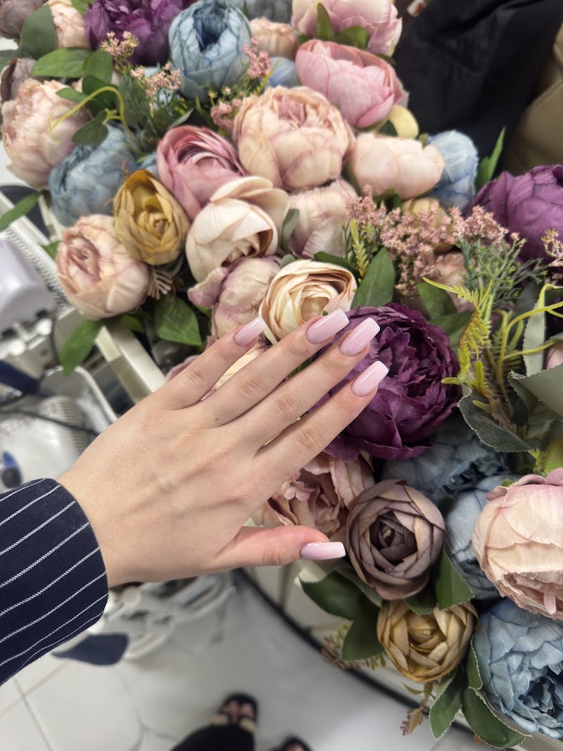 Monroe & Me Beauty Salon (Downtown Branch) — Salon for men and Women in Dubai, Downtown - Image 5