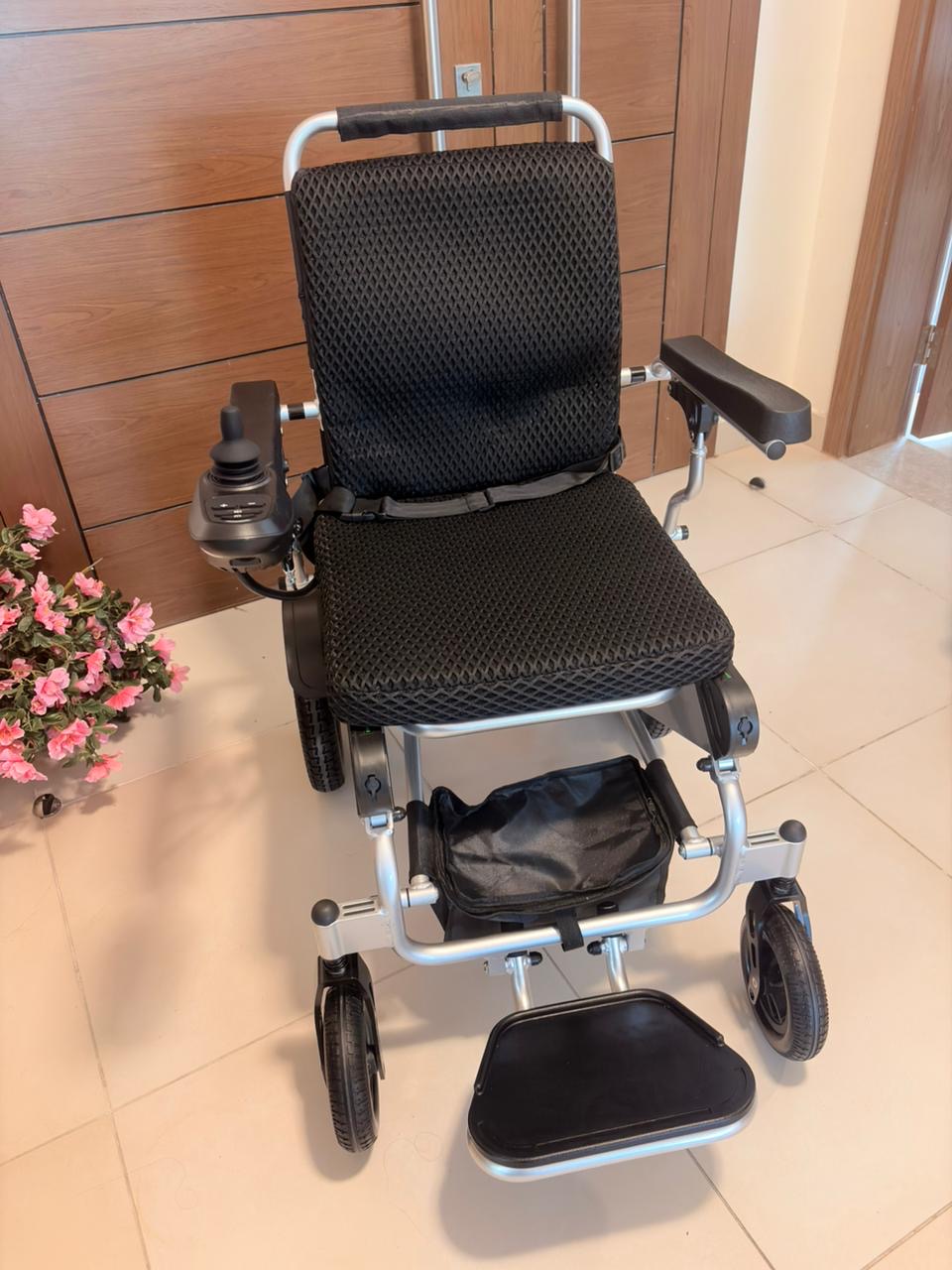 Electric wheelchair with joystick control - Image 2
