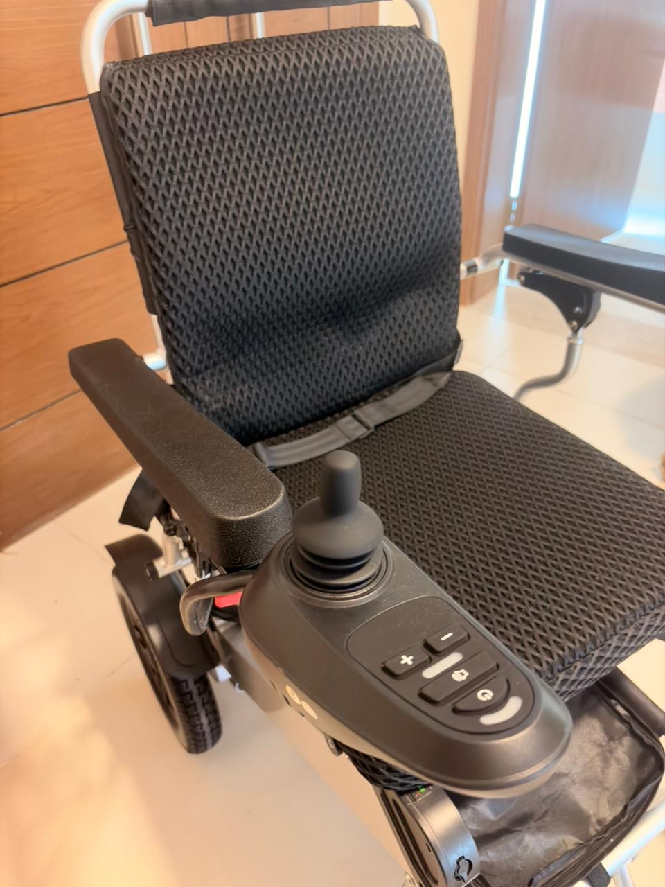 Electric wheelchair with joystick control - Image 3