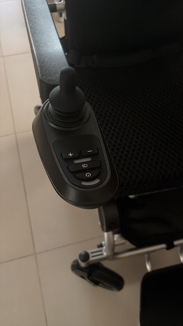 Electric wheelchair with joystick control - Image 4