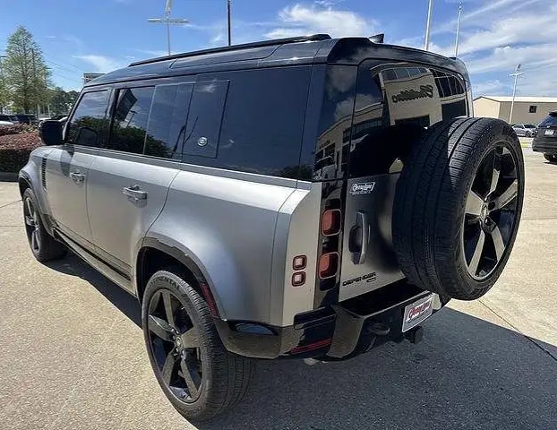 2023 land Rover Defender  - Image 4