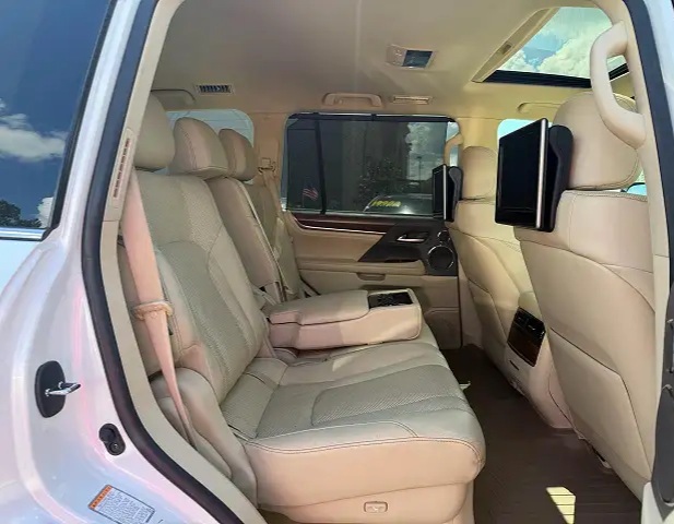 2019 lexus  LX 570 - Image 4