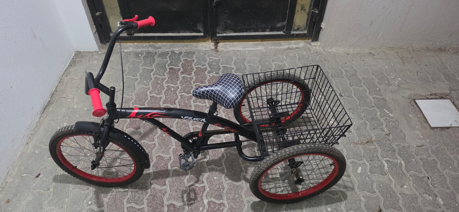 Kids tricycle with basket - Image 3