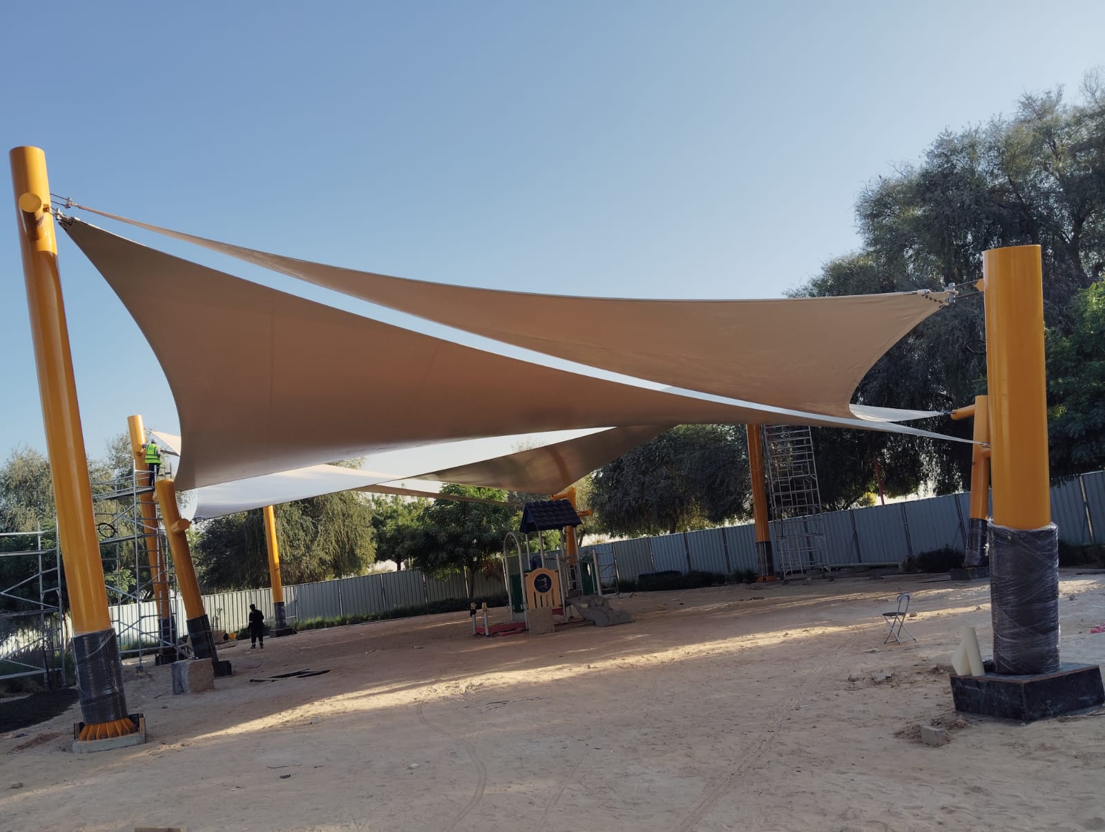 Shade sail structure for outdoor area