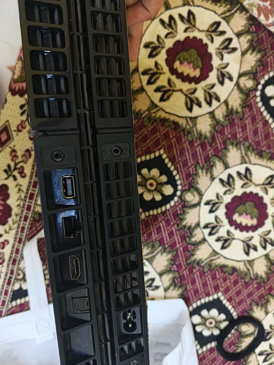 Ps4 slim with 1 CONTROLER and 2 games - Image 3